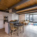 De Luxe Short Stays- Spacious 3 Bed City Apt