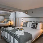De Luxe Short Stays- Spacious 3 Bed City Apt